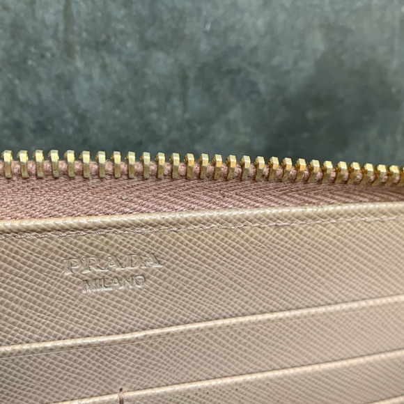 Prada - Picture 3 of 4